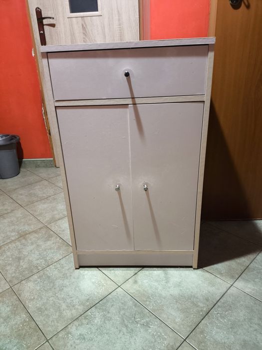 Biała szafka z połyskiem