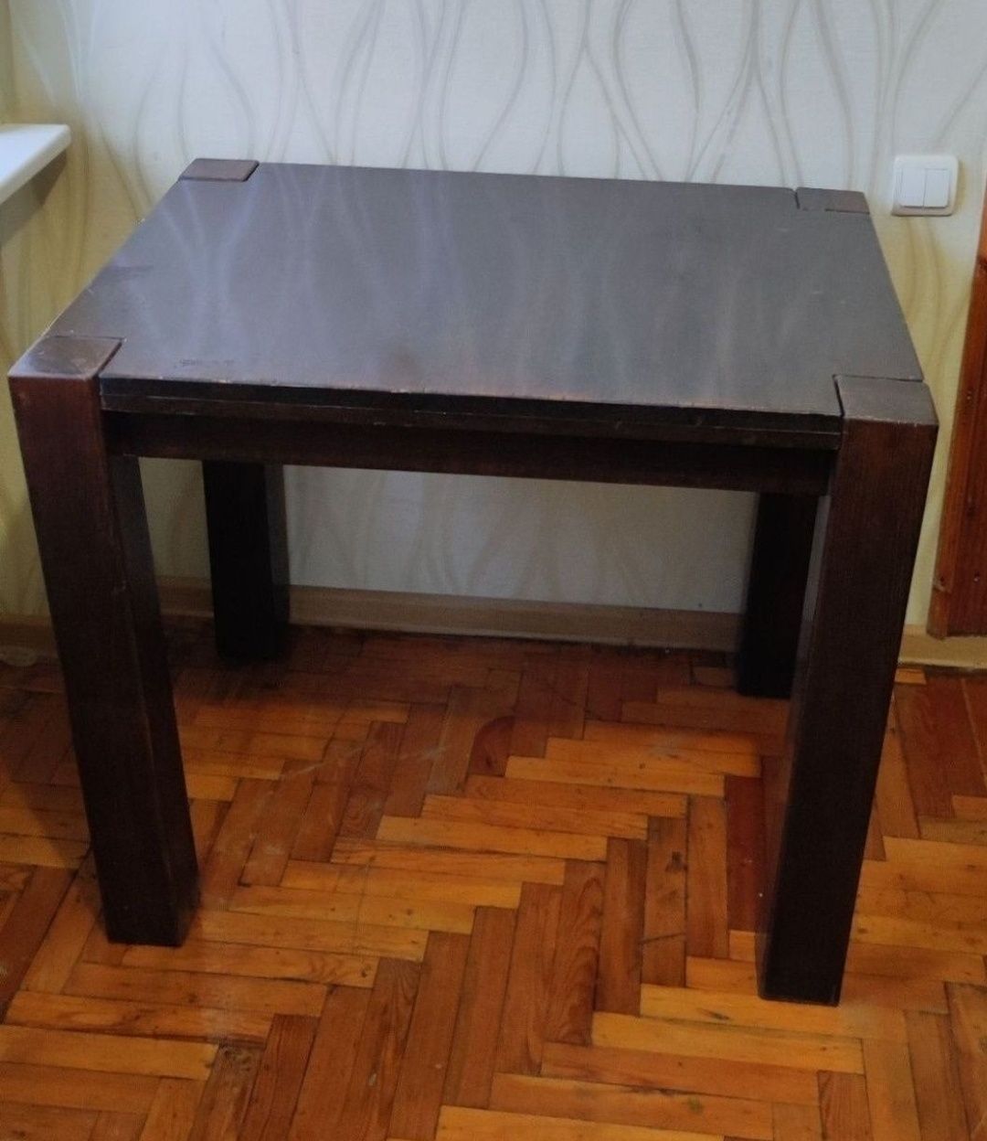 Стулья венские, стол деревянный, гнутая мебель.