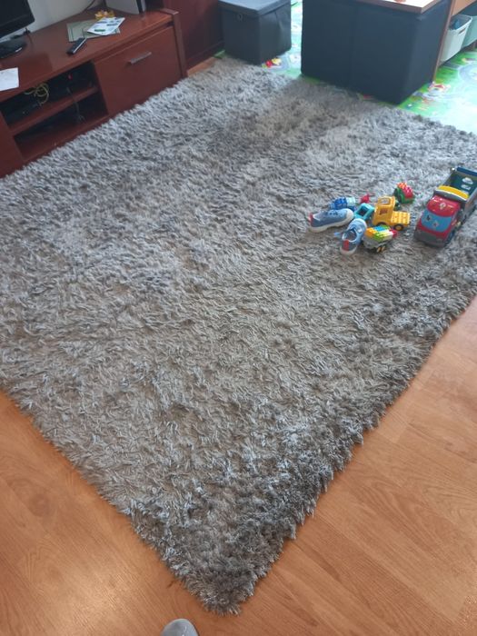 Tapete de sala cinzento