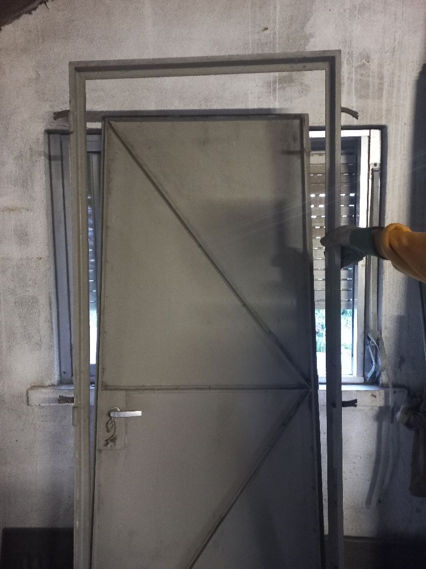 Porta de ferro com fechadura funcional