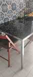 1 mesa de 85x135 com pernas de metal e tampo de vidro preto