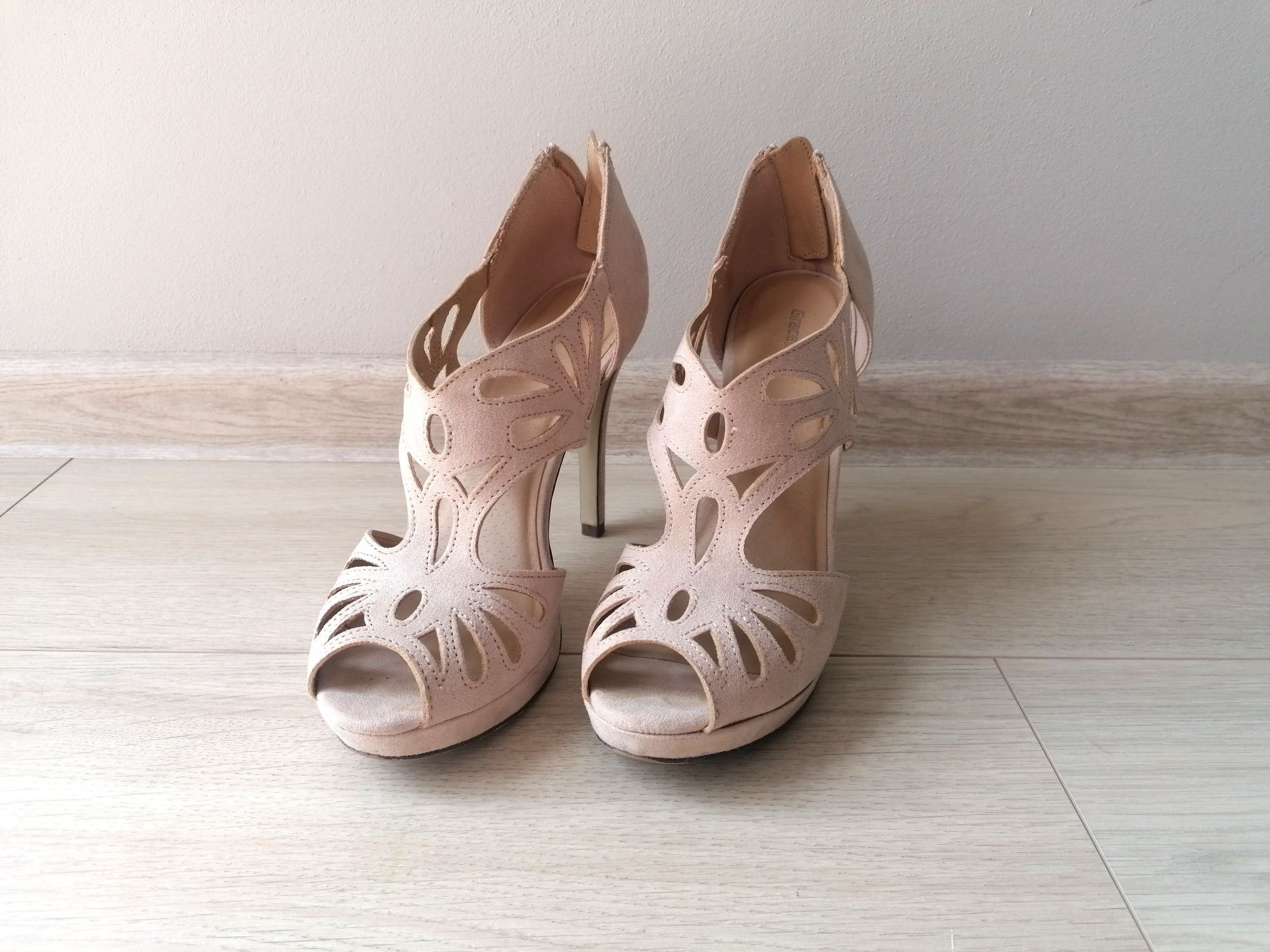 Okazja! Zamszowe beżowe sandały szpilki damskie Graceland rozmiar 38!