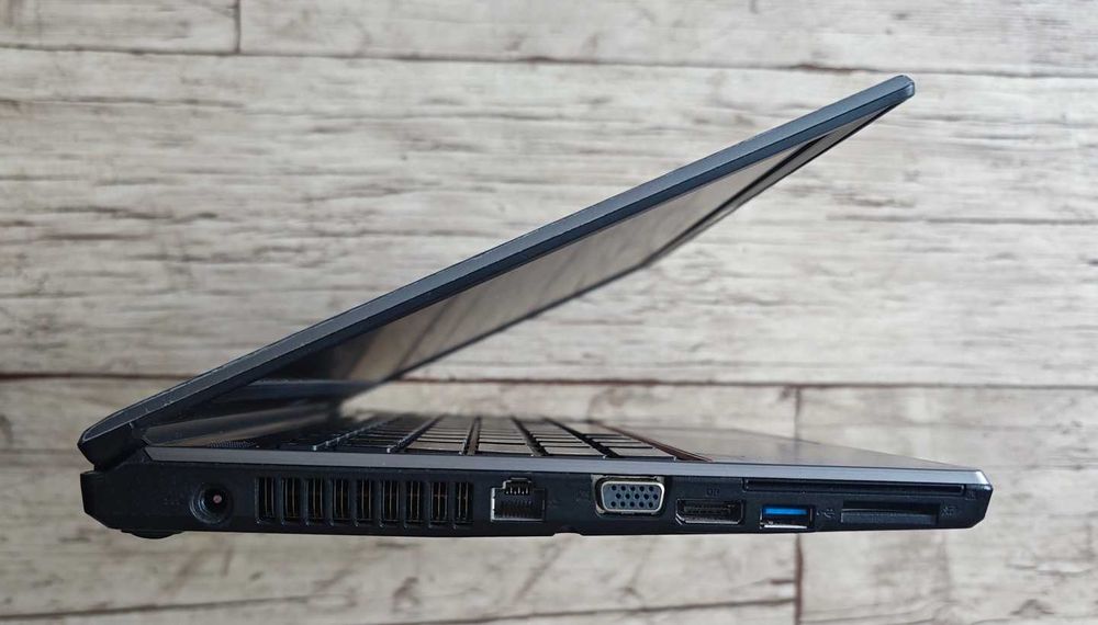 Laptop Fujitsu Lifebook E736 13.3" I5 2.4GHz 8/256GB bat 90% CD DVD