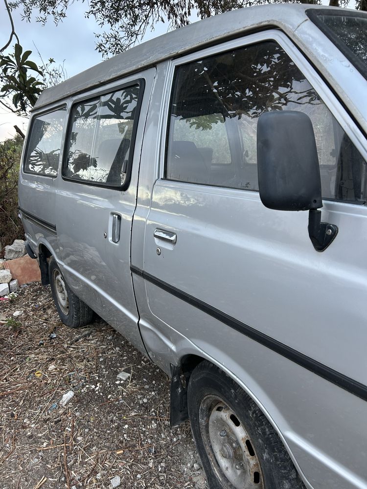 Nissan vanette avariada -restauro ou peças