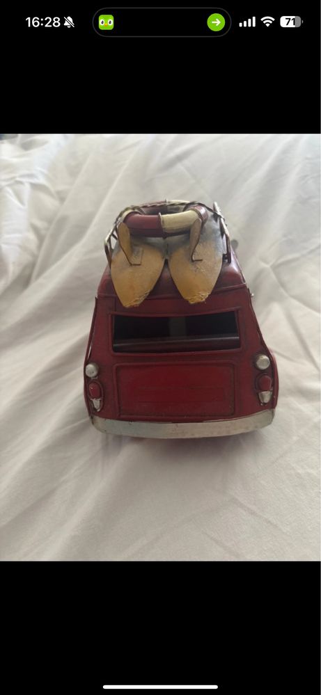 Carro vintage metalico detalhado