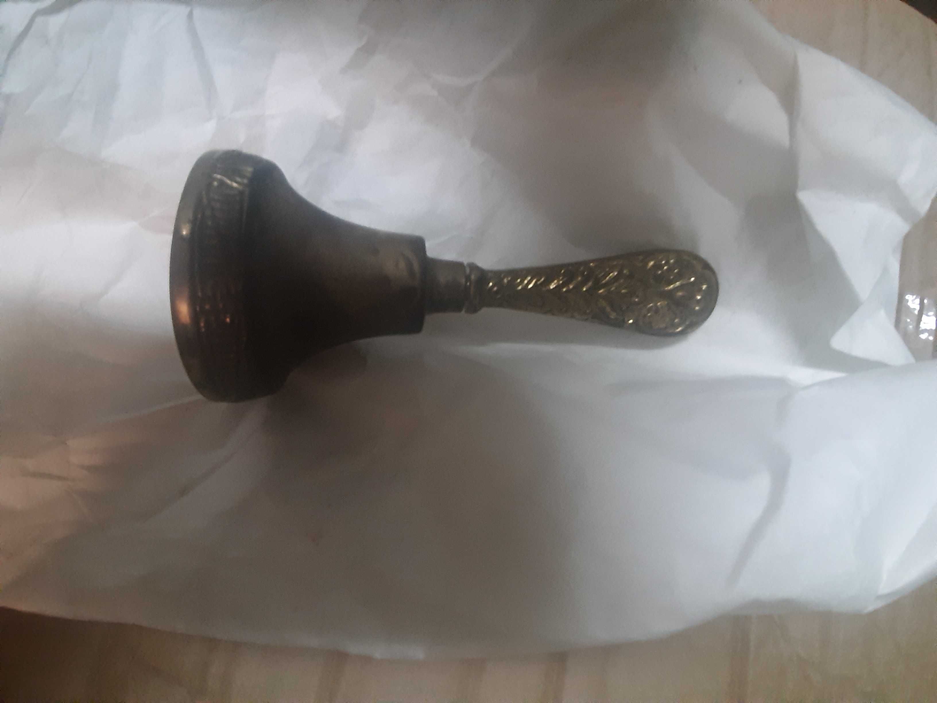 Sino em bronze em bom estado