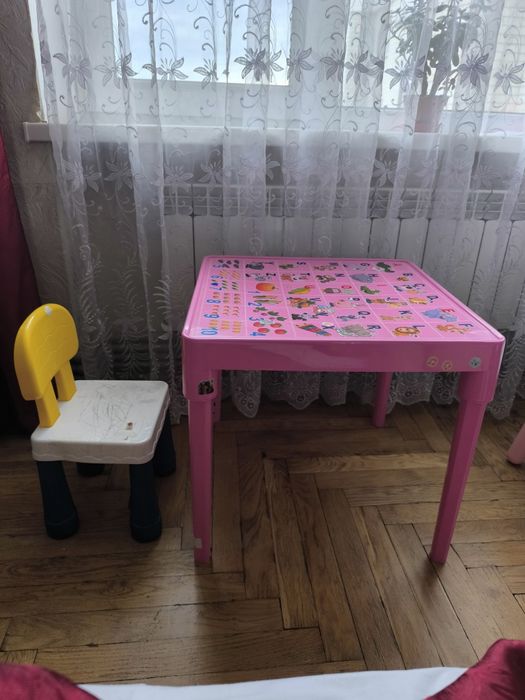 Стіл і стілець дитячі.Пластик