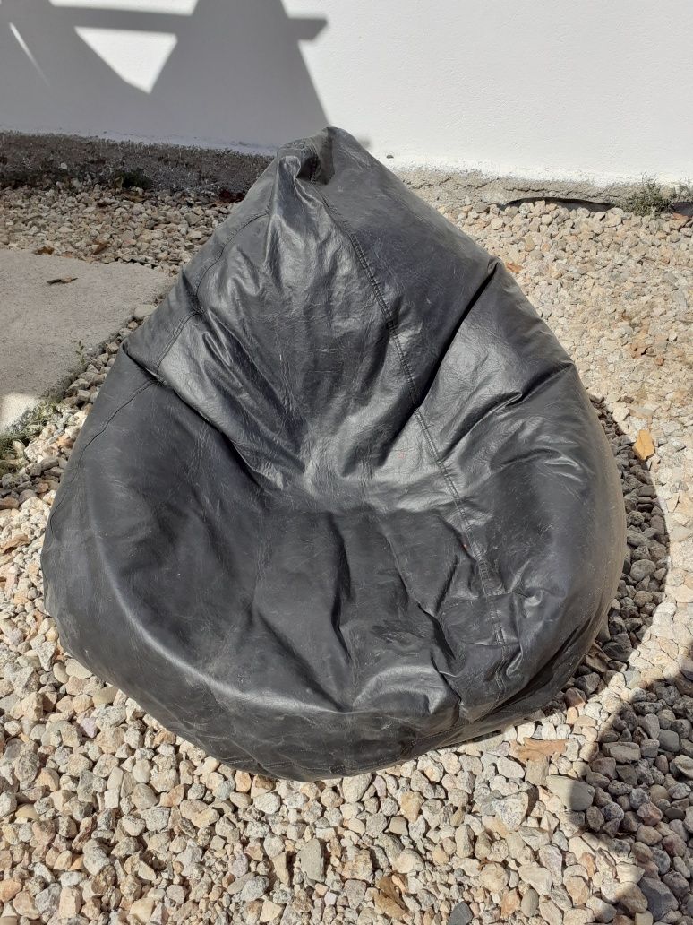 Puff preto de napa para sentar