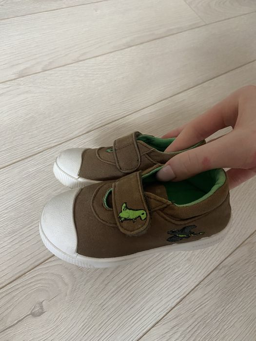 Кеди для хлопчика розмір 21.