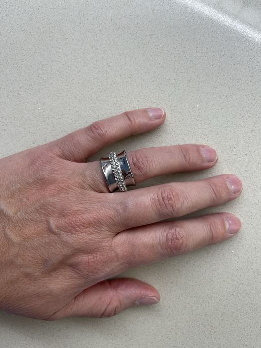 Anel em aço com brilhantes