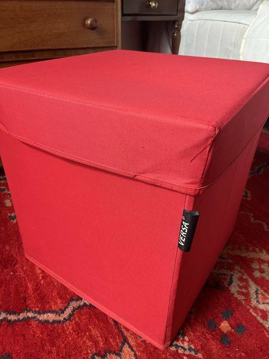 Banco em tecido com arrumacão