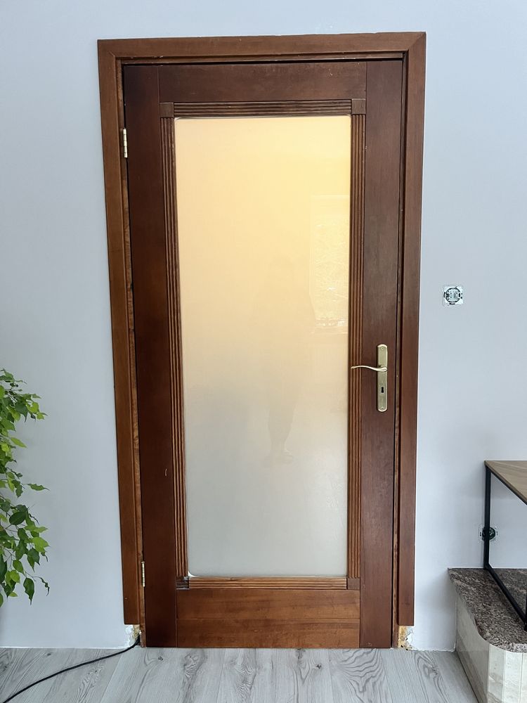 Drzwi wewnetrzne z oscieznicami z drewna i opaskami