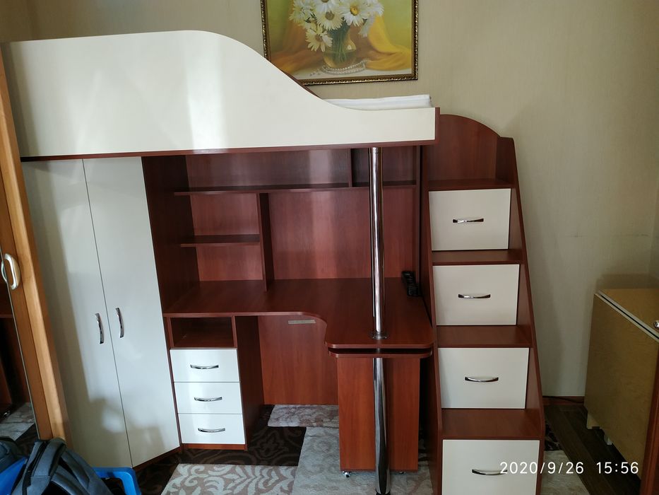 Ліжко горище зі шкафом та комодом.