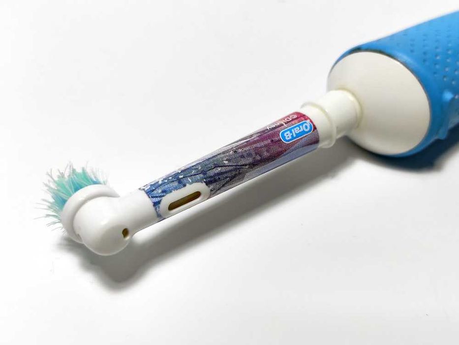 Детская электрическая зубная щетка Oral-B Kids Frozen + з\у