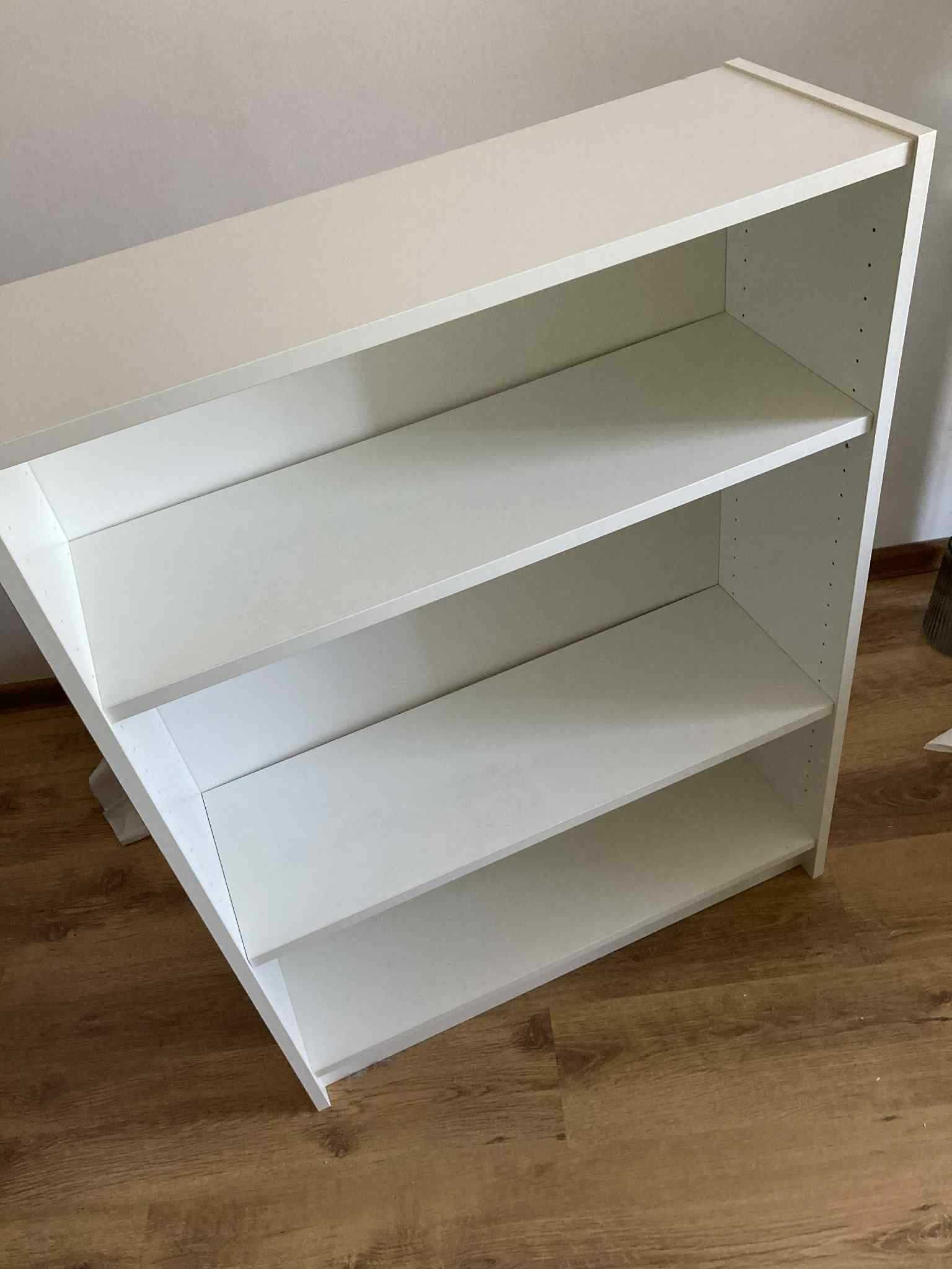 Biały regał idealny na książki