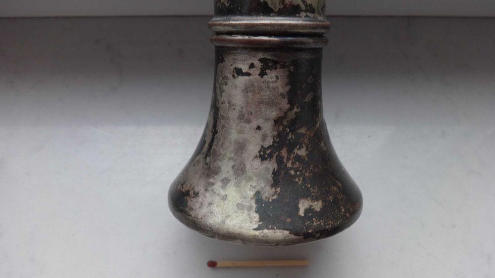 Bardzo stara duża angielska solniczka.