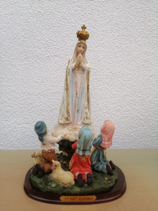 Estatueta de N S Fátima com os 3 pastorinhos (NOVA)