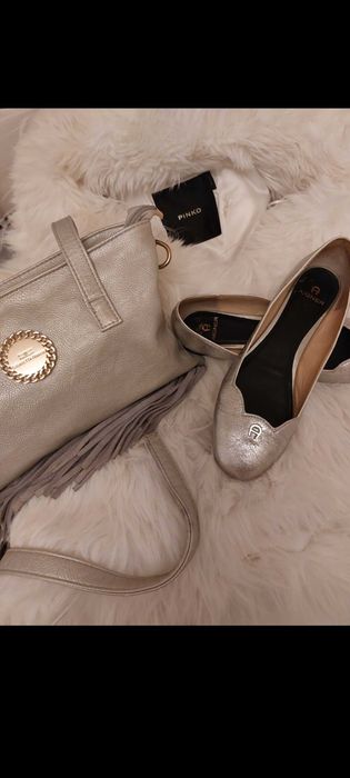 Stylowa srebrna torebka z ozdobnymi frędzlami