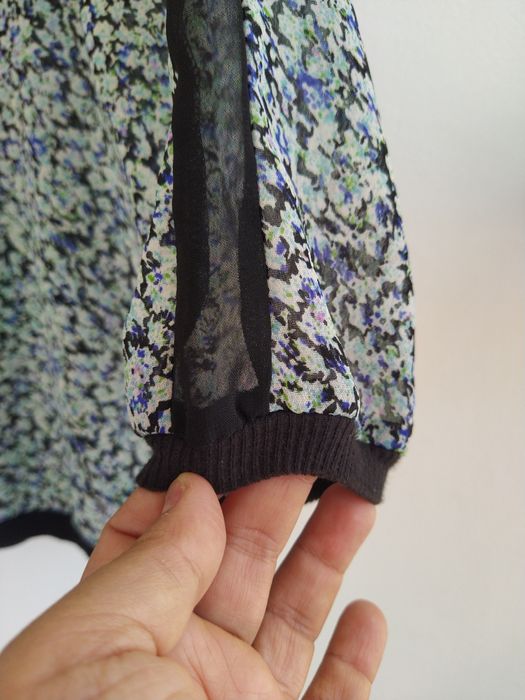 Blusa verde com padrão floral e detalhe nas mangas - Primark - Tam. 42