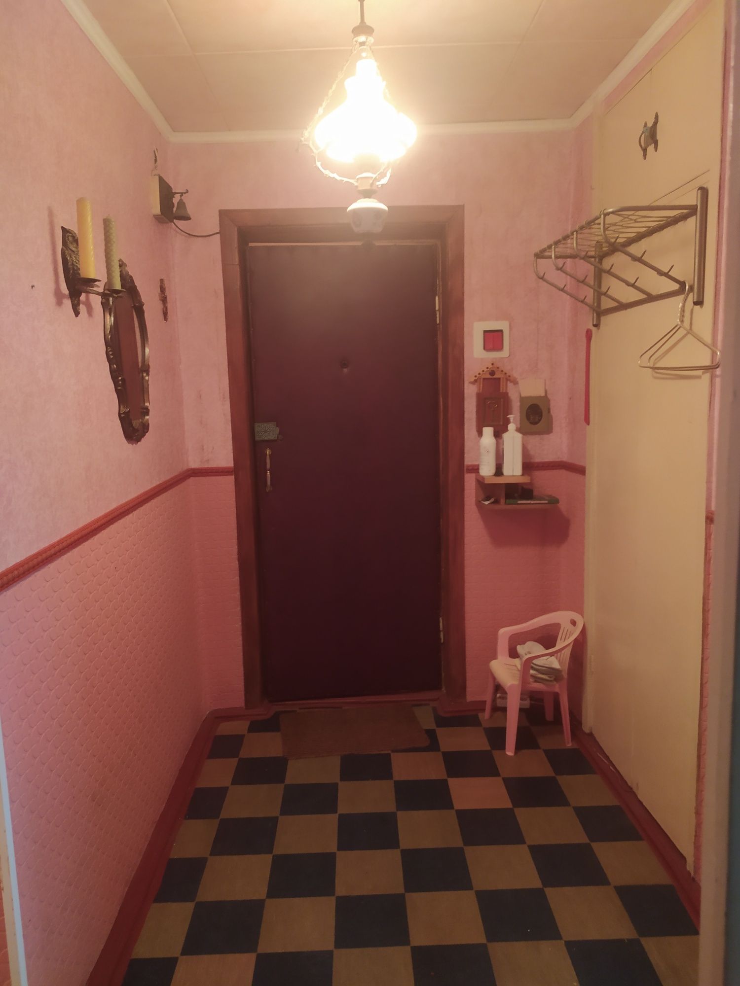 Продається квартира трьох кімнатна в центрі