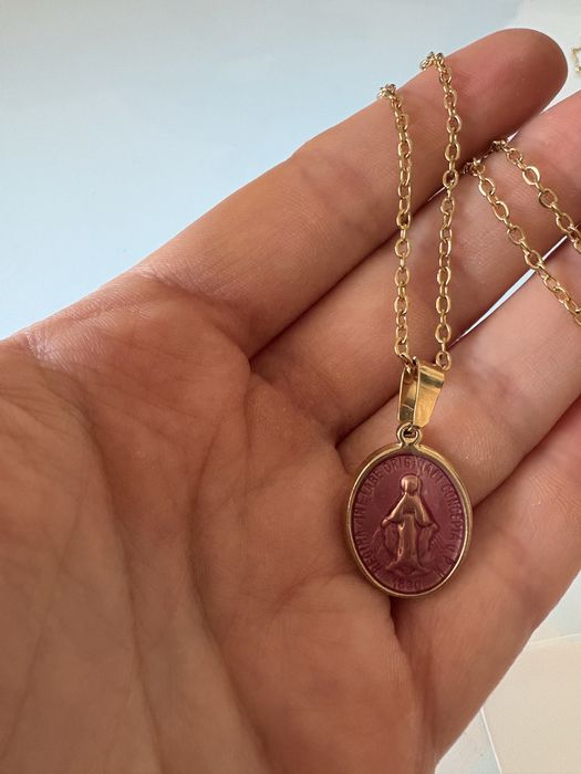 Colar com simbolo rosa