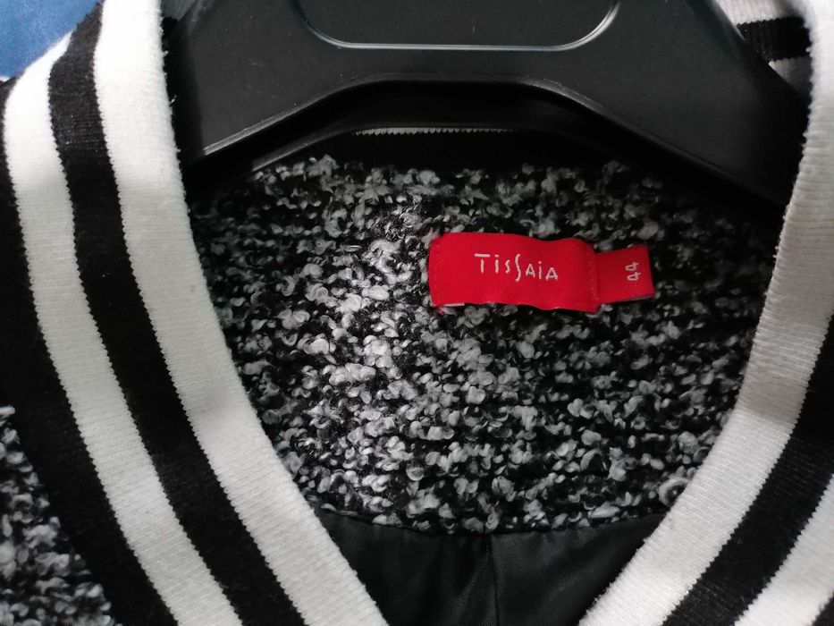 Casaco quentinho malhado de preto e branco. Tamanho 44 e 46.