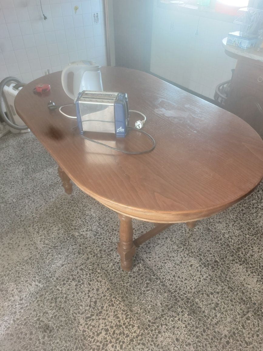 Mesa de cozinha com cadeiras