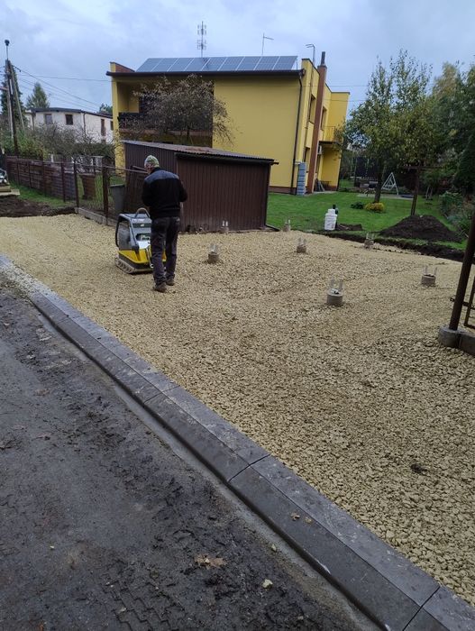 Prace ziemne minikoparką na terenie woj. śląskiego, małopolski