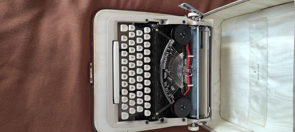 Máquina de escrever antiga SINGER