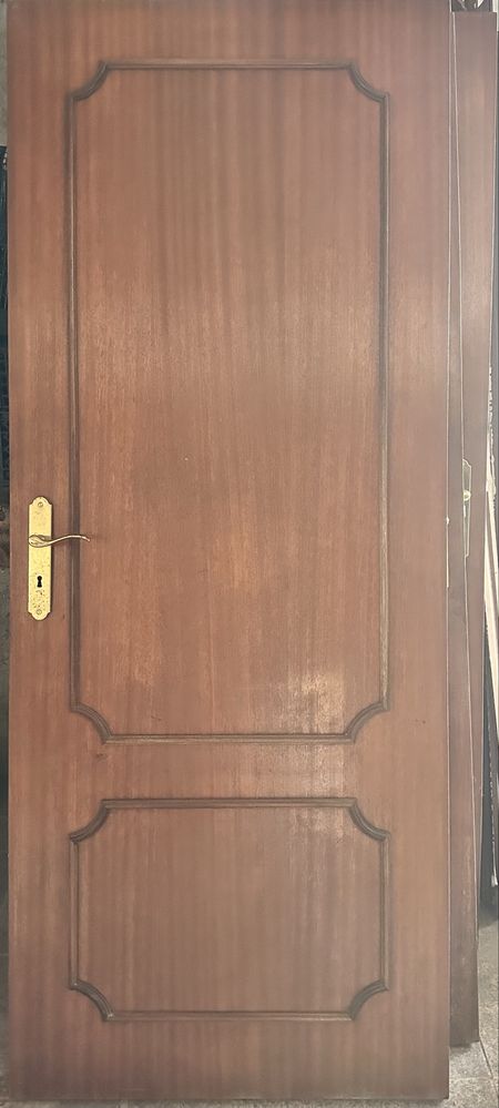 Portas de madeira com puxador incluído