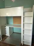 Łóżko na antresoli z biurkiem i szufladami Ikea STUVA