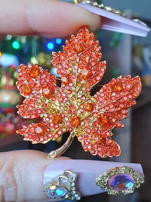 Broche / pregadeira /alfinete folha laranja outono, cristais e emalte