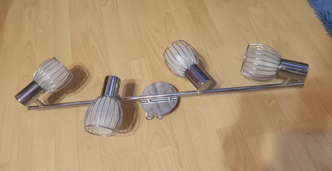 Lampa sufitowa czteropunktowa.
