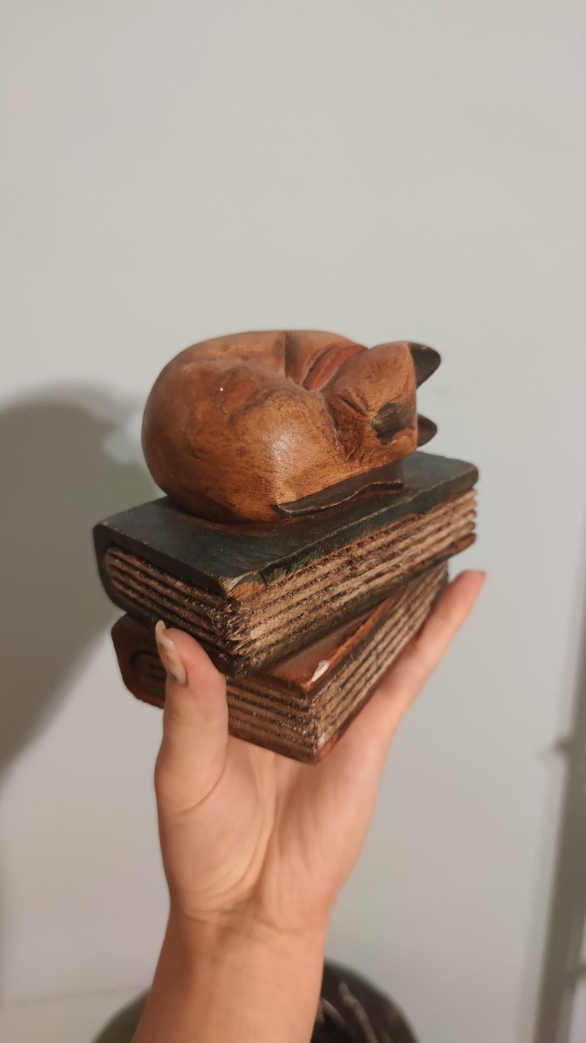 Śpiący Kot Na Książkach, Drewno ,  ręcznie rzeźbiony
