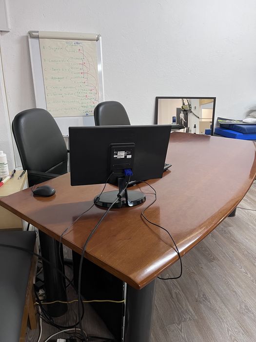 Mesa de escritório em cerejeira