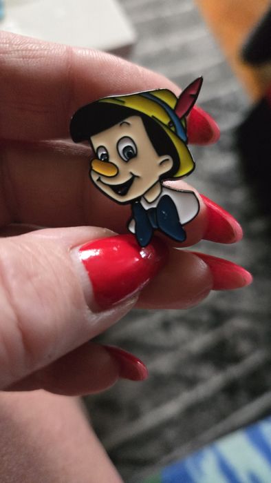 Przypinka Pinokio.