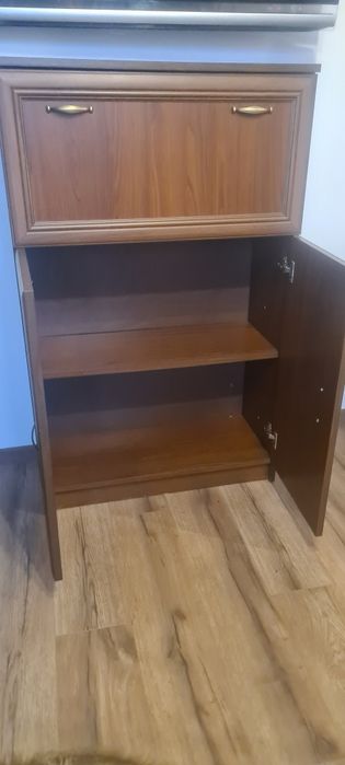 Brązowa komoda z brakiem