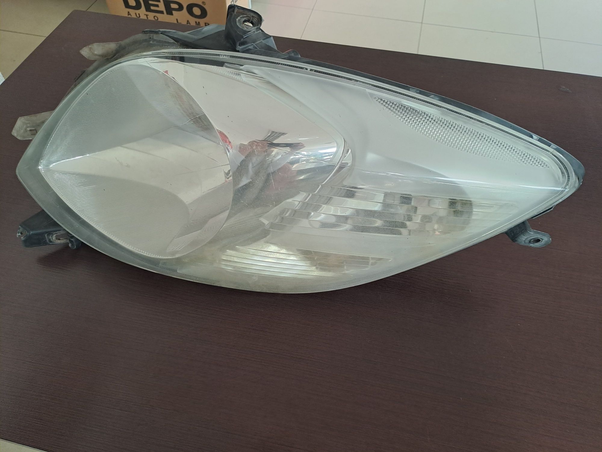 Lampa przednia prawa Toyota Yaris