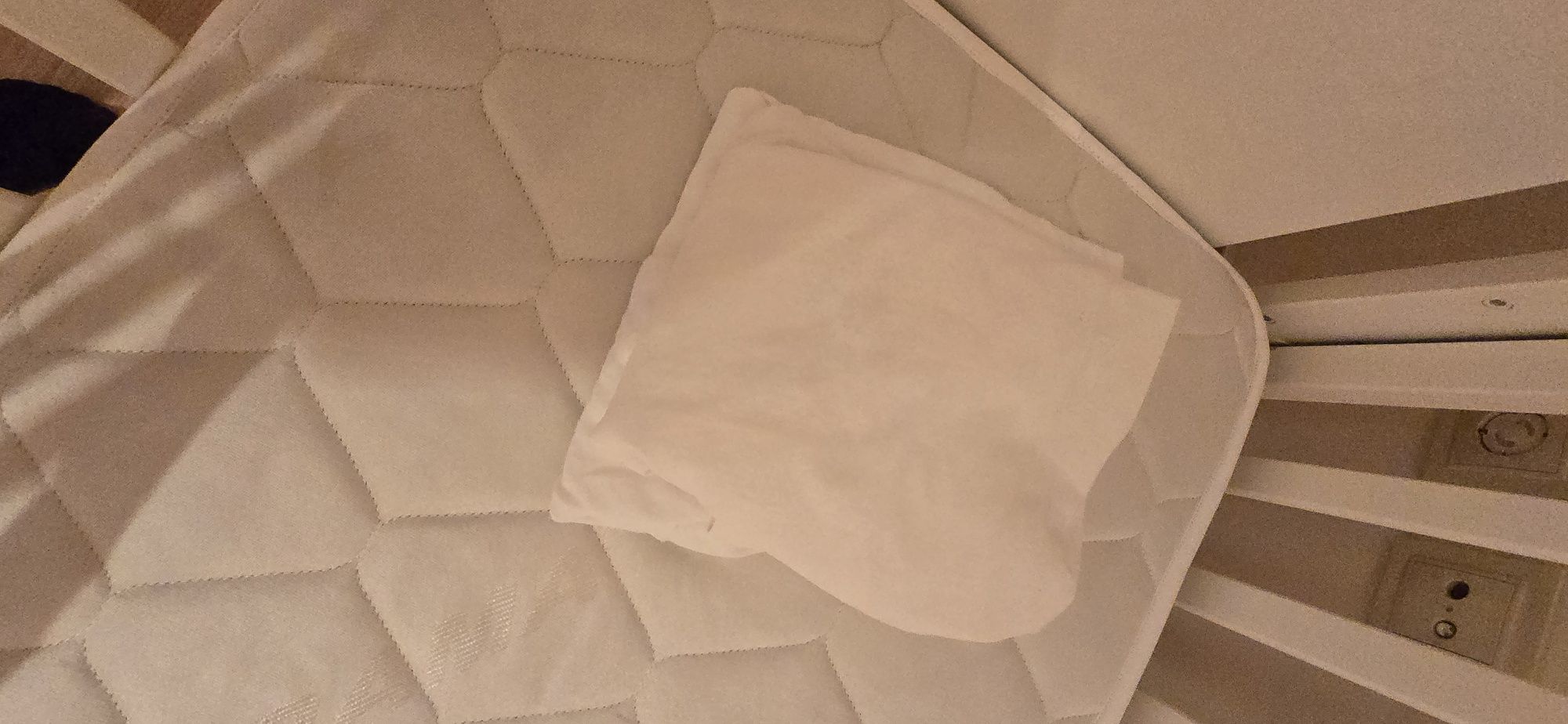 Berço Trama com colchão e outros acessórios