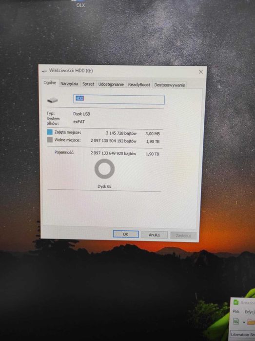 Dysk zewnętrzny HDD 2TB z kablem.