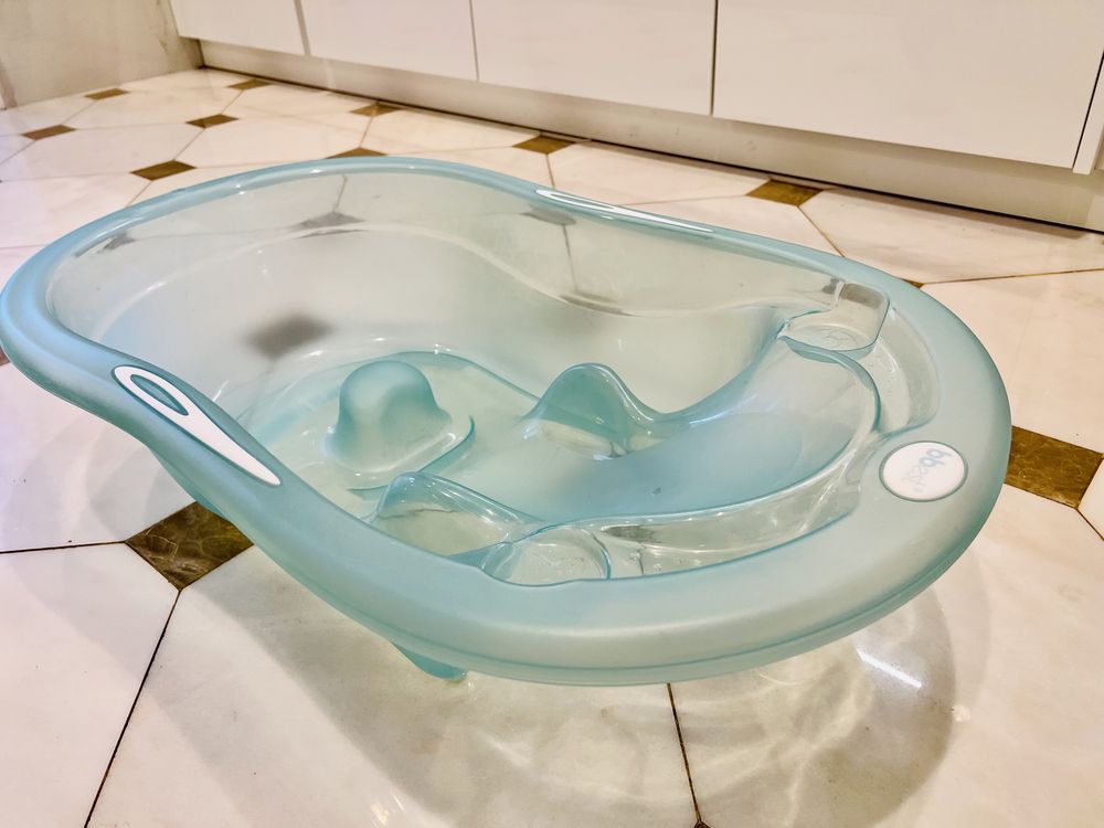 Banheira transparente/verde água com despejo de agua
