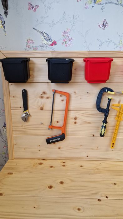 Дитячий верстак. Стіл з інструментами