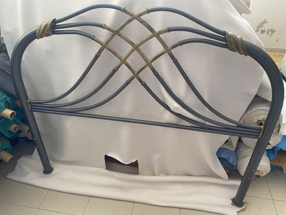 Cama de Metal Cinzenta