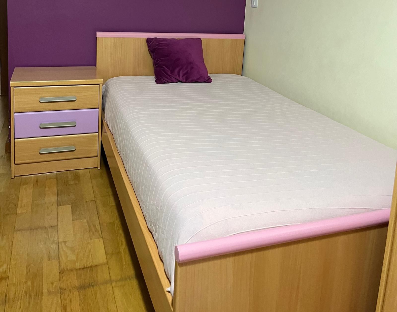Cama menina + mesinha cabeceira