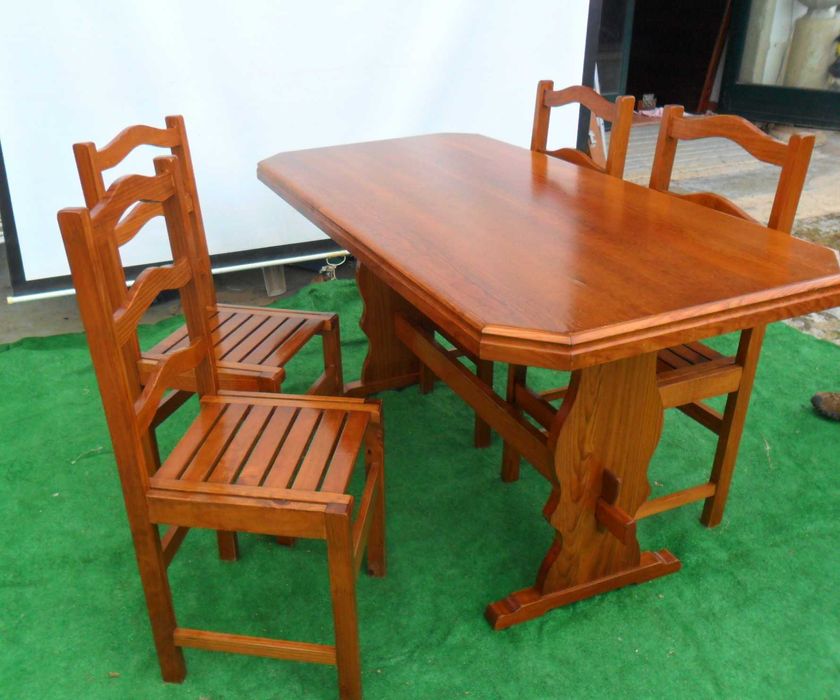 Mesa de cozinha em madeira com cadeiras