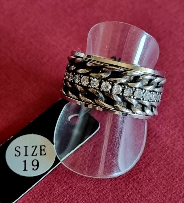 Anel prateado, em aço, com zirconias. Anti-stress. T19