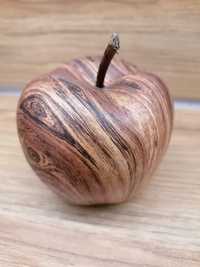Jabłko ceramiczne w kolorze drewna. Ozdoba, dekoracja, vintage