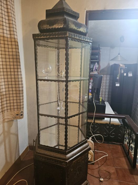 Vende se cristaleira antiga com algum uso