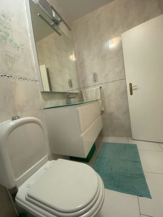 Móvel , espelho, torneiras , sanita e bidé wc