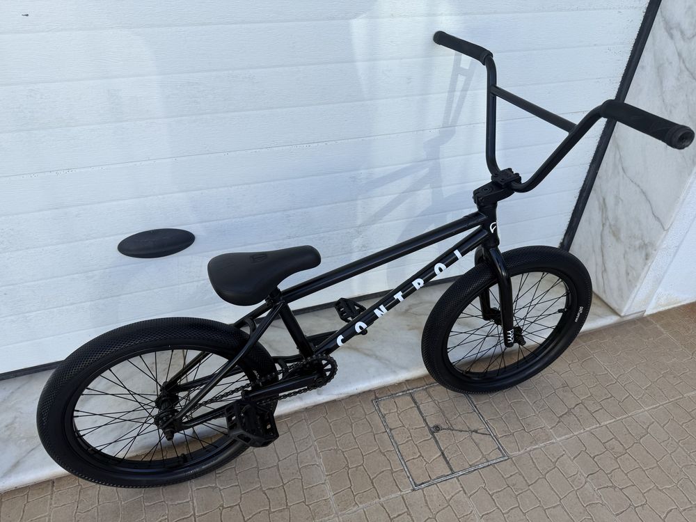 Bicicleta BMX CULT Control 20.75" 2022